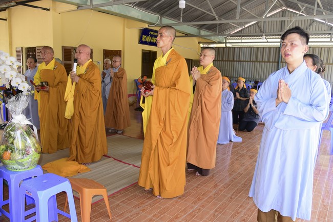Chanting sutra, praying for rebirth of the spirit at Vinh Nghiem Pagoda